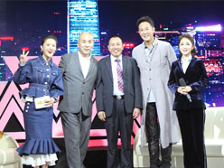 新望董事長(zhǎng)羅永輝與著名歌星劉尊老師、汪正正老師、郭津彤老師、主持人雅琪在北京電視臺(tái)錄制節(jié)目現(xiàn)場(chǎng)親切合影